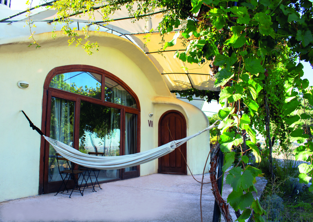 Exterior de las cuevas bioclimáticas de Hotel Las Nubes
